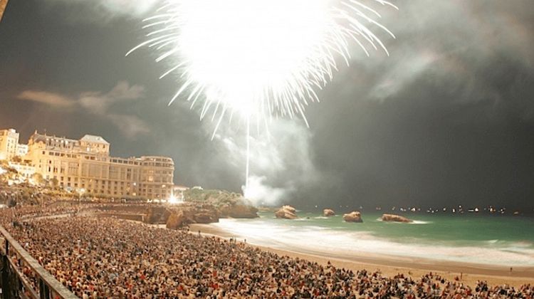 120.000 À BIARRITZ – La magie du feu d’artifice du 15 août